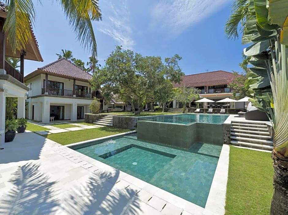 Spacious 8 bedroom pool villa in Canggu