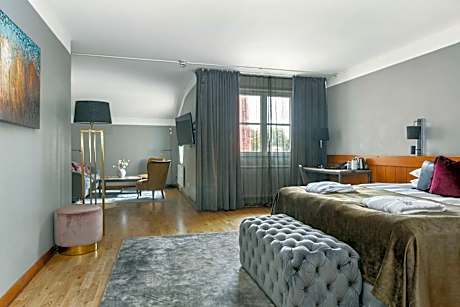 Junior King Suite with Sofa Bed