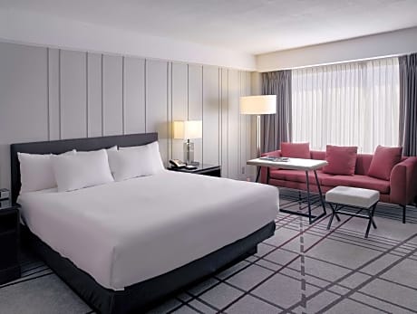 1 King Bed with ADA Tub