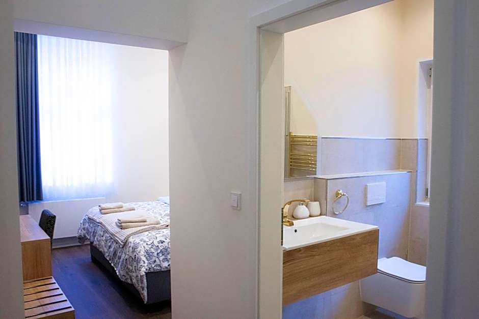 Foto 1 dari 9 — Double Room