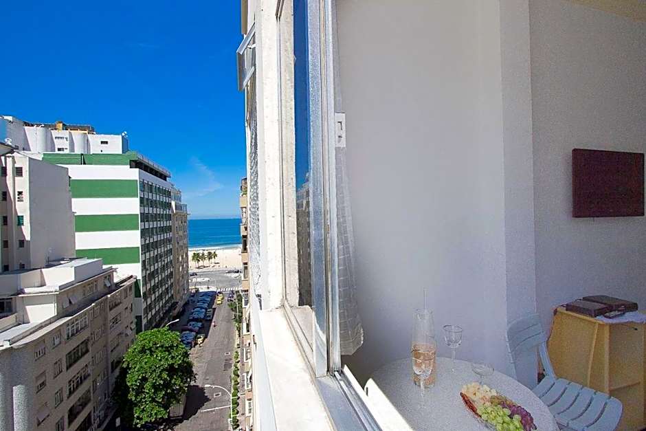 Side Ocean View: Cozy Studio