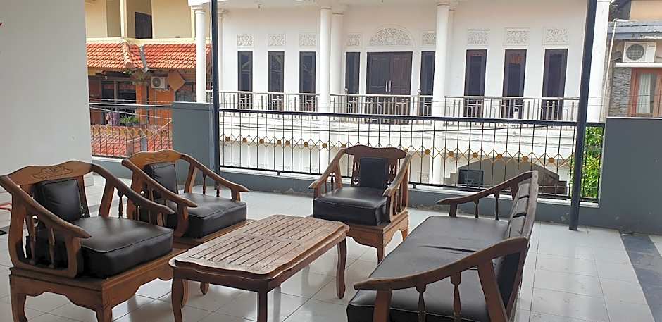 OYO 90990 Surya Residence