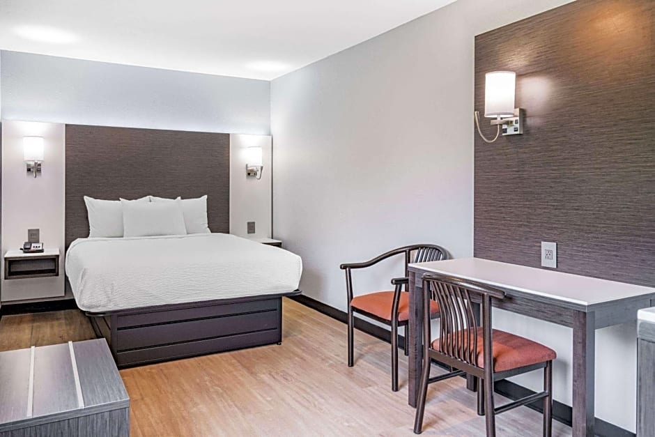 Days Inn & Suites by Wyndham Niagara Falls/Buffalo
