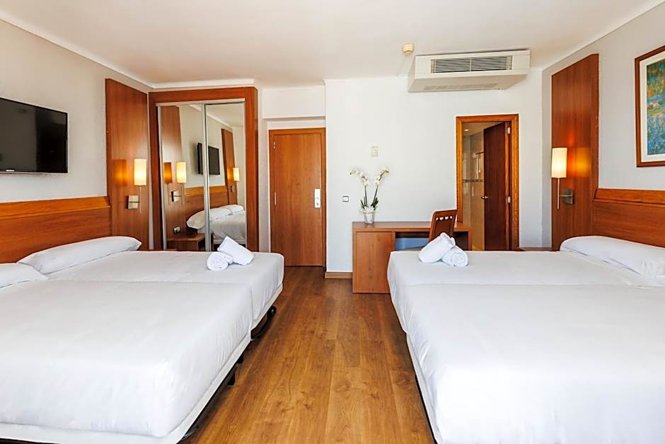 Zdjęcie 1 z 3 — Larger 1 Double Bed or 2 Beds