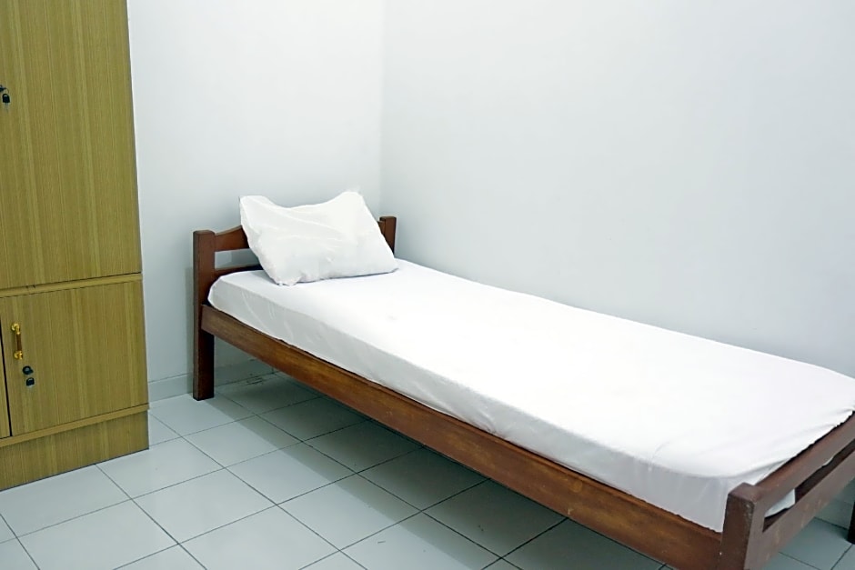 OYO Life 92925 Kost Bu Mala 2 Syariah