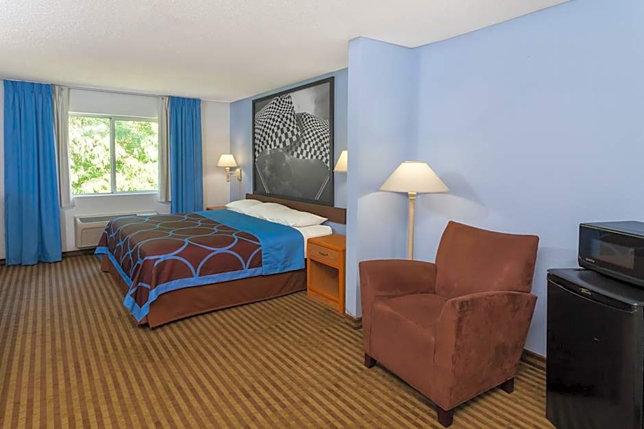 Super 8 by Wyndham Huntington
