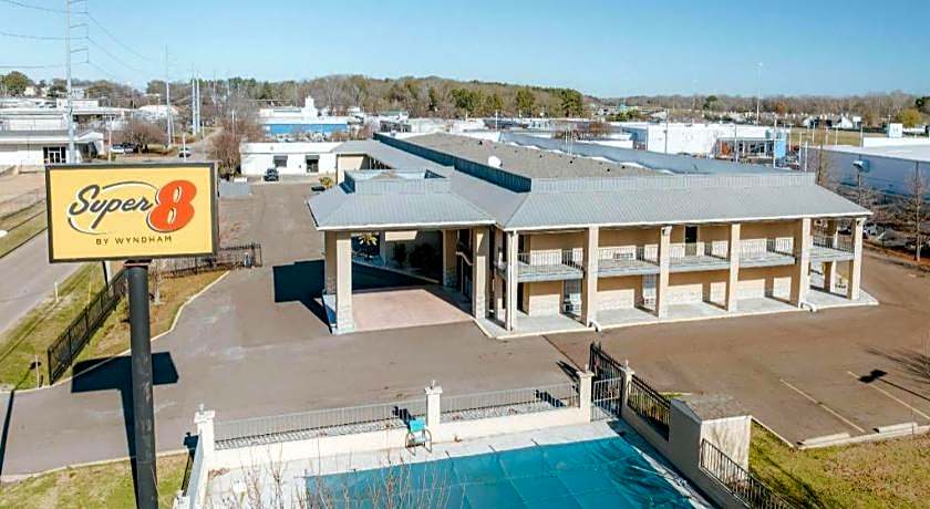 Super 8 by Wyndham Jackson MS Near the Fairgrounds