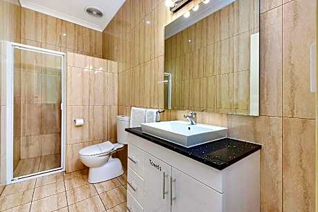 1 Queen Bed, 2 Single Beds, Nonsmoking, Upgrade