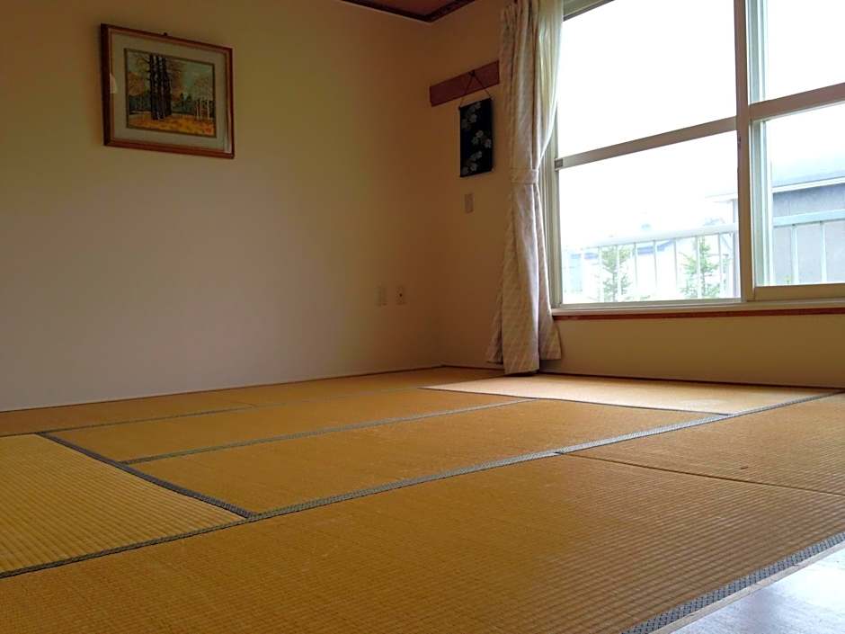 Zdjęcie 1 z 6 — Japanese-Style Family Room with Shared Bathroom