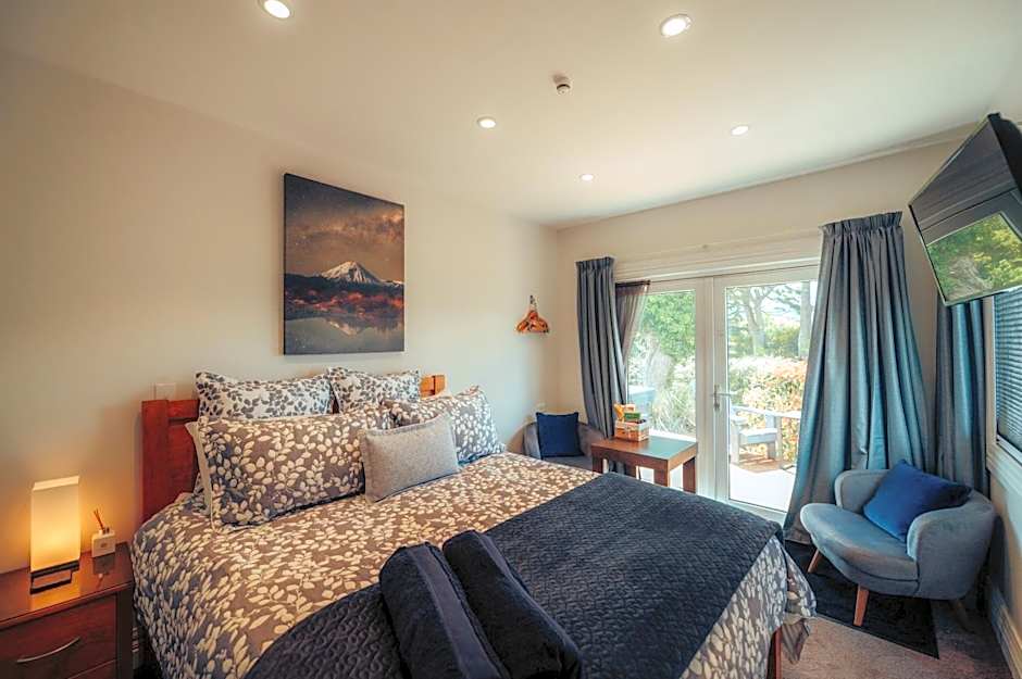 Photo 1 of 19 of 1 Queen Bed, Mountain View