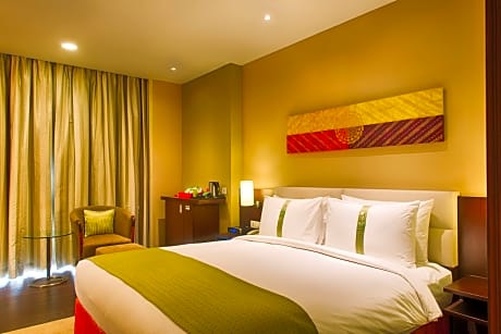 1  King Bed Deluxe Room Smoking