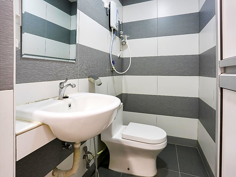 Super OYO 89495 Rich Hotel