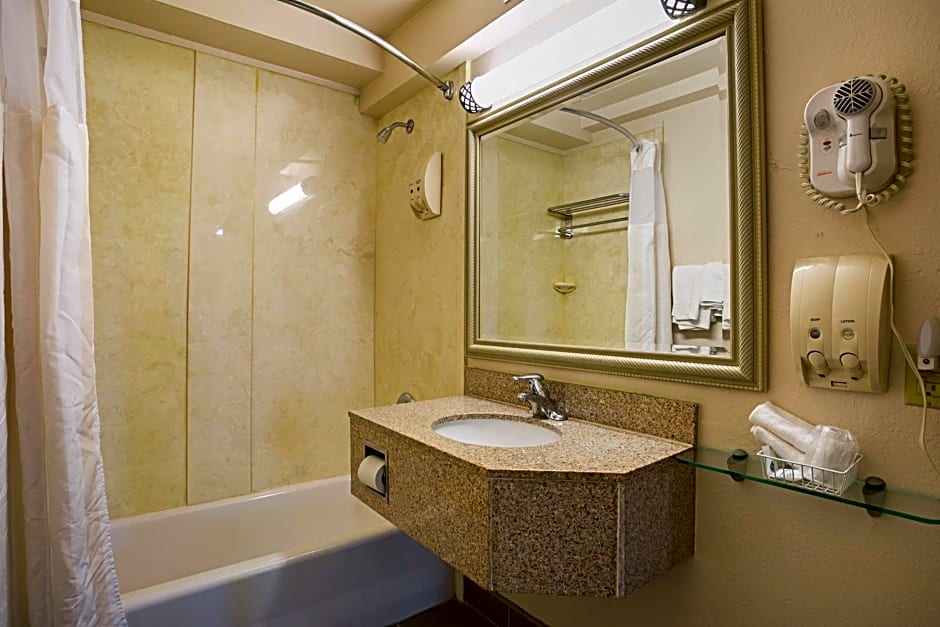 Bay Side Inn & Suites