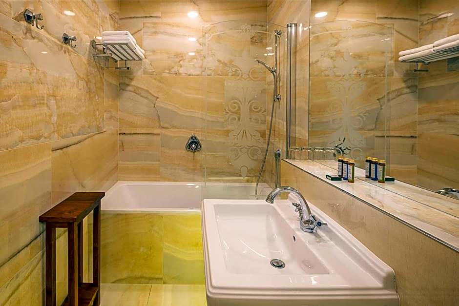 Iron Gate Hotel & Suites