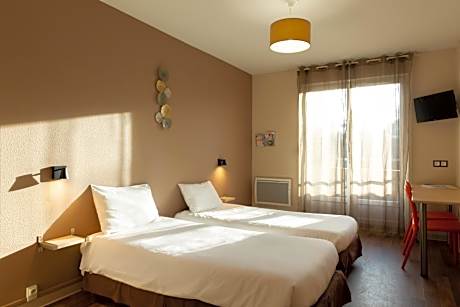 Twin Room with Ensuite Bathroom