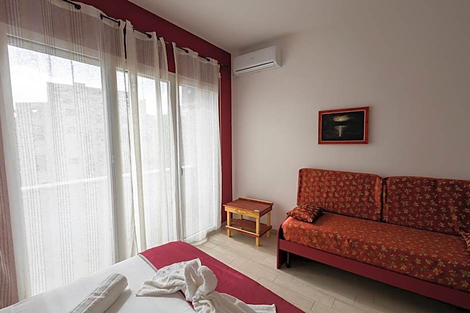 PalerMonAmour Art Gallery Suite