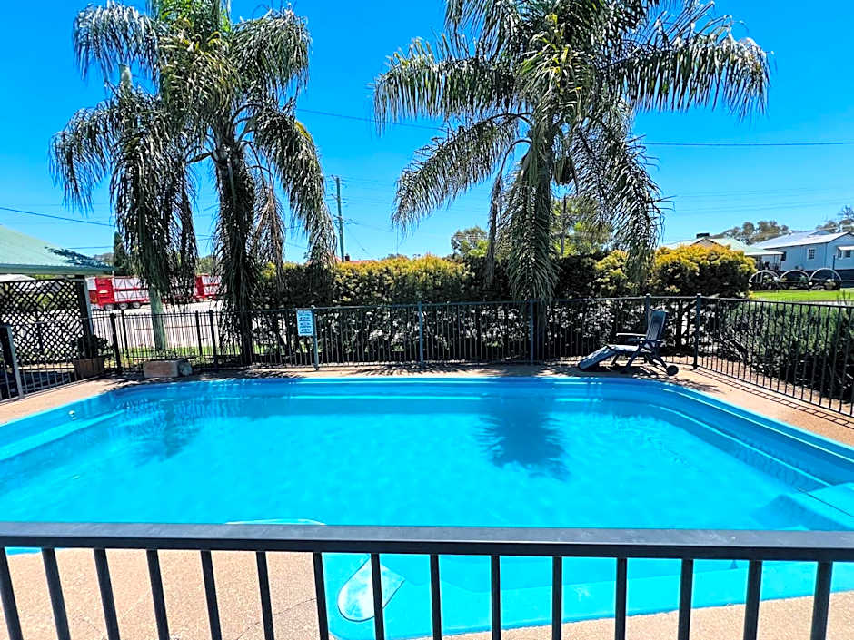 OVERLANDER MOTOR LODGE