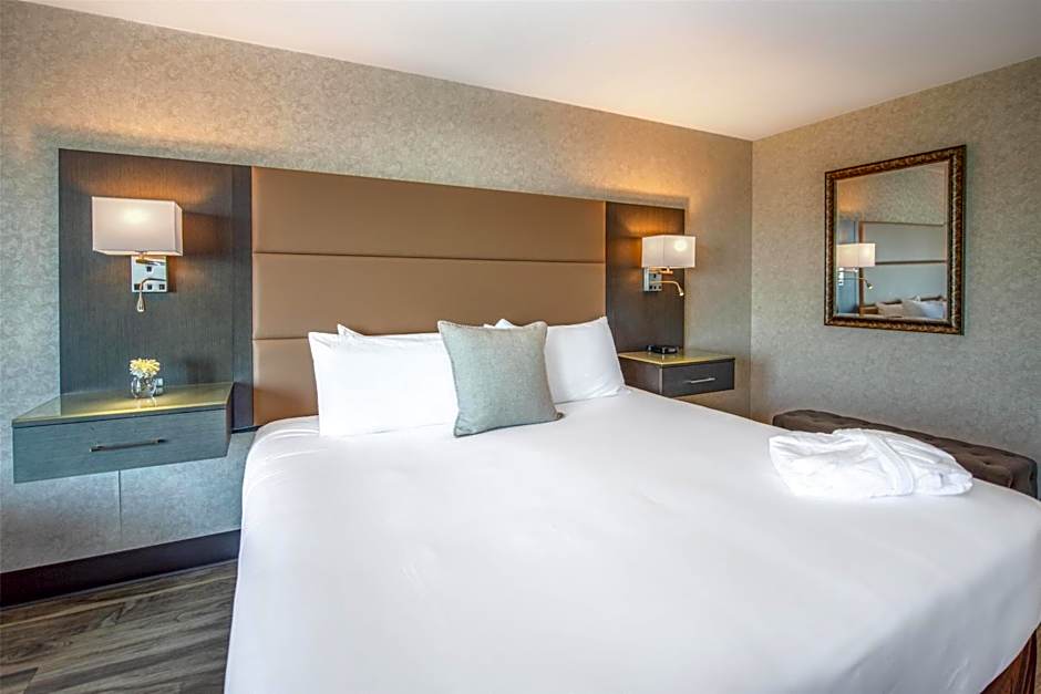 Coast Lonsdale Quay Hotel