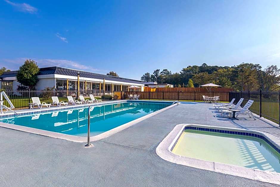 Super 8 by Wyndham Riverside AL