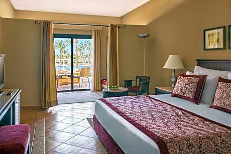 Triple Family, Queen Bed, Pool View