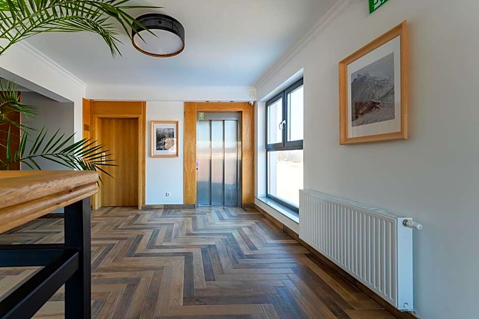 Mazurkowa - z widokiem na Karkonosze i Śnieżkę, darmowy parking, obok restauracja Mazurkowa Chata