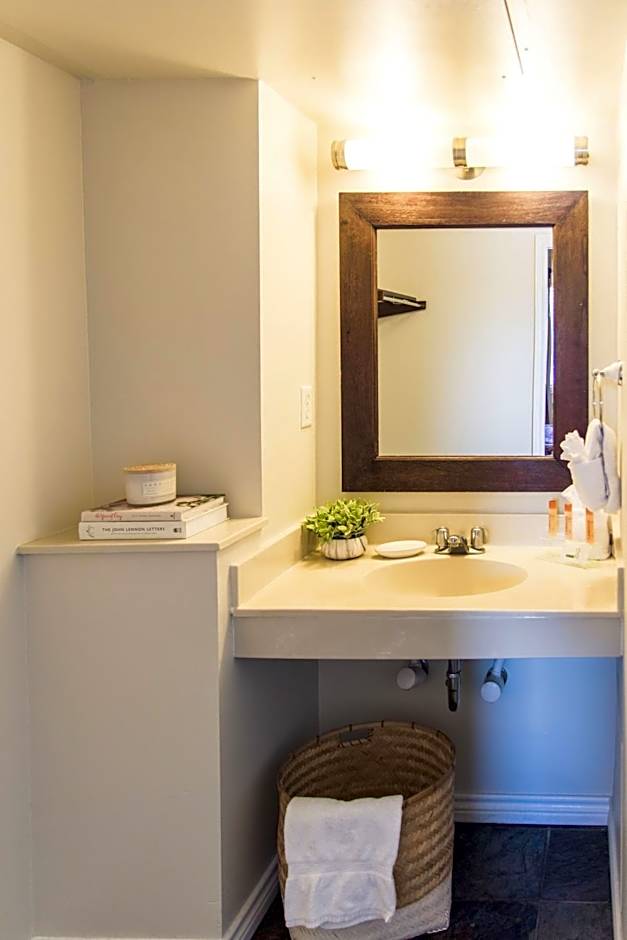 Vineyard Court Designer Suites Hotel