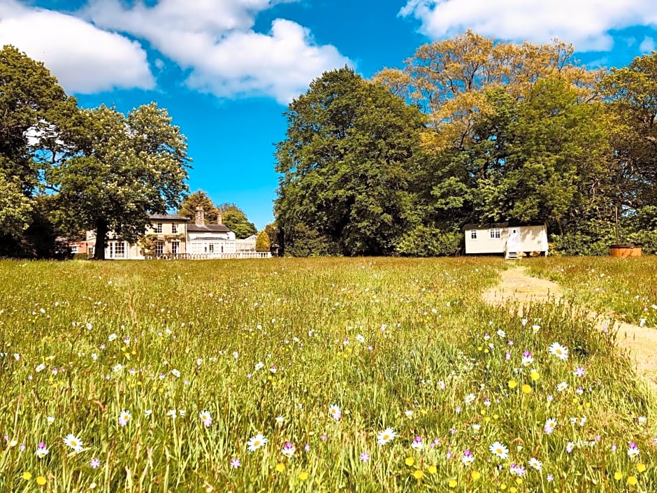 Somerleyton Meadows - The Hideaway Hut & Hot Tub