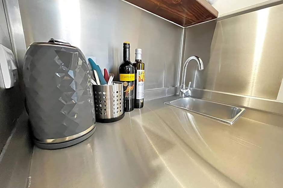 Apt 03 Beachside Beauty Central Studio Steps from Cafes