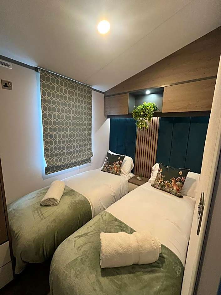 Lottie's Lodge With Hot Tub