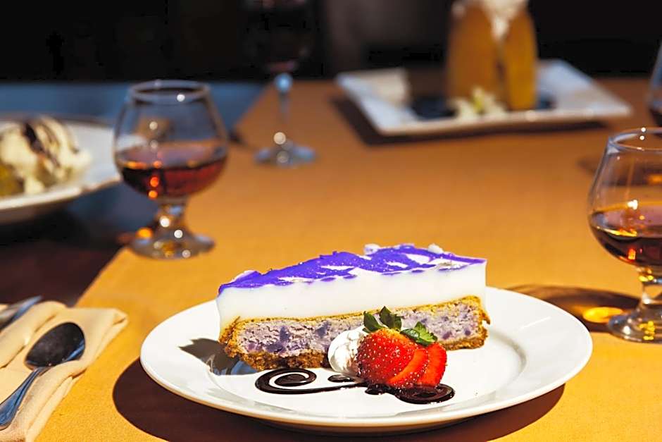 Hilo Hawaiian Hotel, Trademark Collection by Wyndham