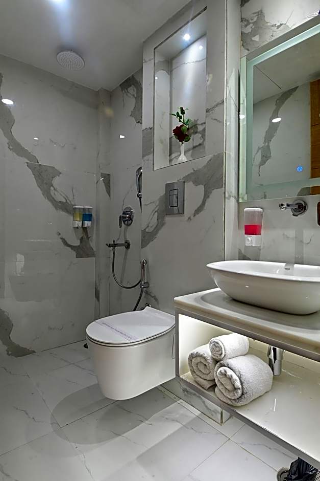 Hotel Gold Palace - 03 Mins Walk From New Delhi Railway Station