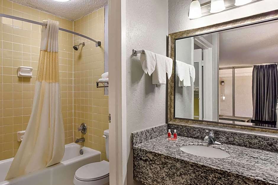 ECONO LODGE CAVE CITY