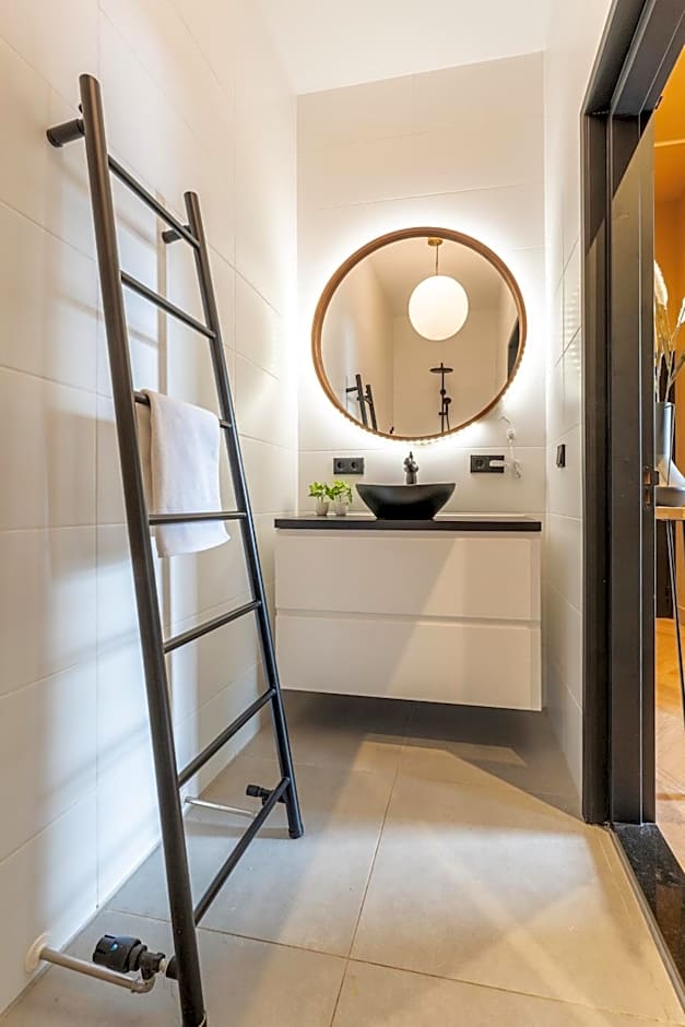 Breda Apartment w Kitchen & Private Bathroom 2p
