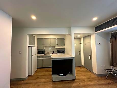 One-Bedroom Suite with Queen Bed