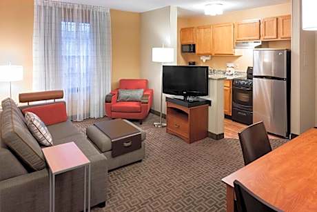 Two-Bedroom Queen Suite