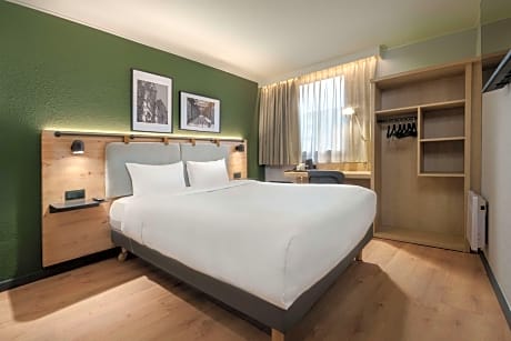 Standard Room - 1 Queen Bed