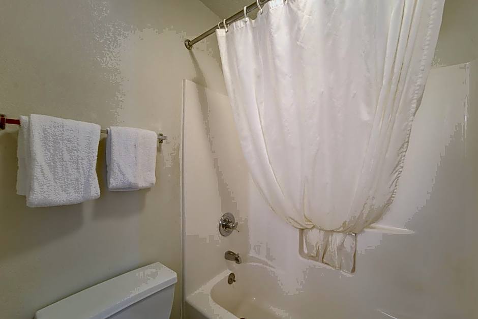 Capital O Amerihost Inn and Suites Fulton Hwy 54 MO