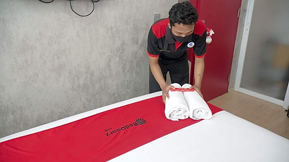 RedDoorz Syariah Plus near Trans Studio Cibubur