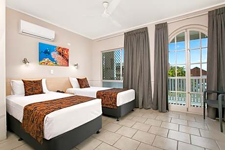 1 Queen Bed, 2 Single Beds, Nonsmoking