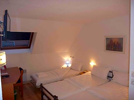 Triple Room with 3 Single Beds