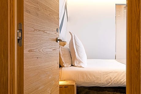 1 King Bed Non-Smoking Deluxe Room Mountain View Lounge Area