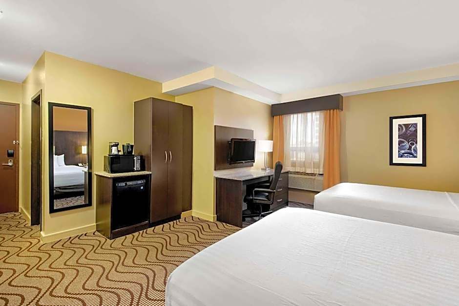 La Quinta Inn & Suites by Wyndham Oshawa