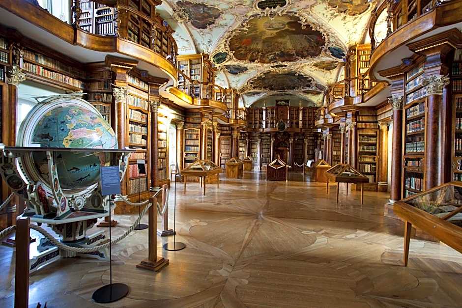 Newstar Hotel (Free Parking)