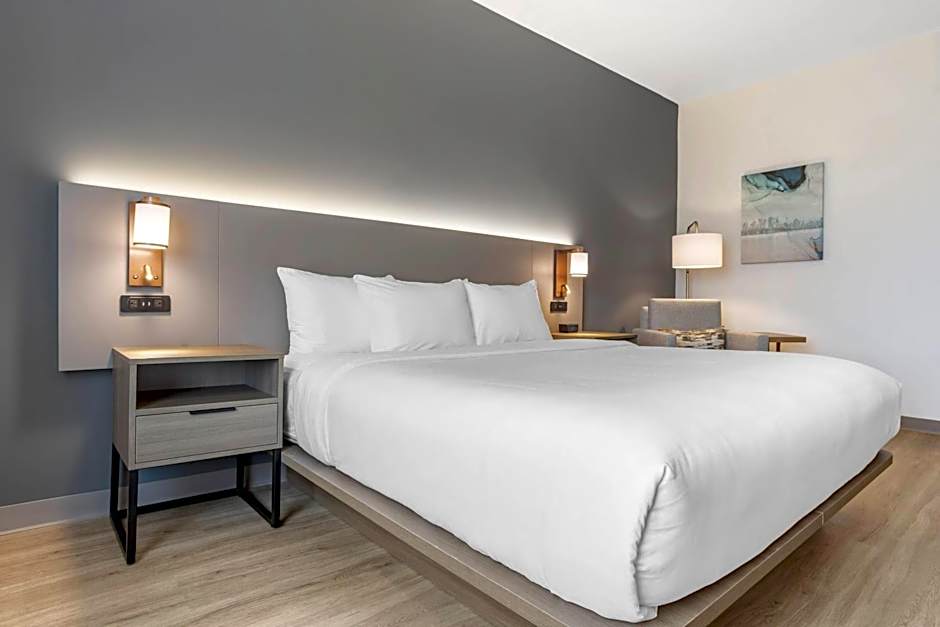 Comfort Inn & Suites Newark Liberty International Airport