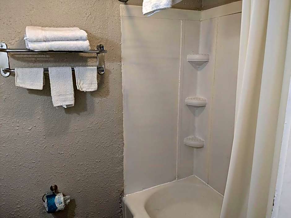 Bea's Parkway Inn