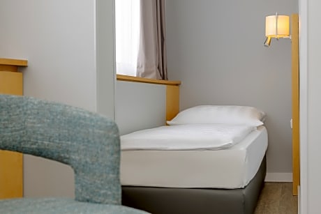 Standard room with double bed and single bed