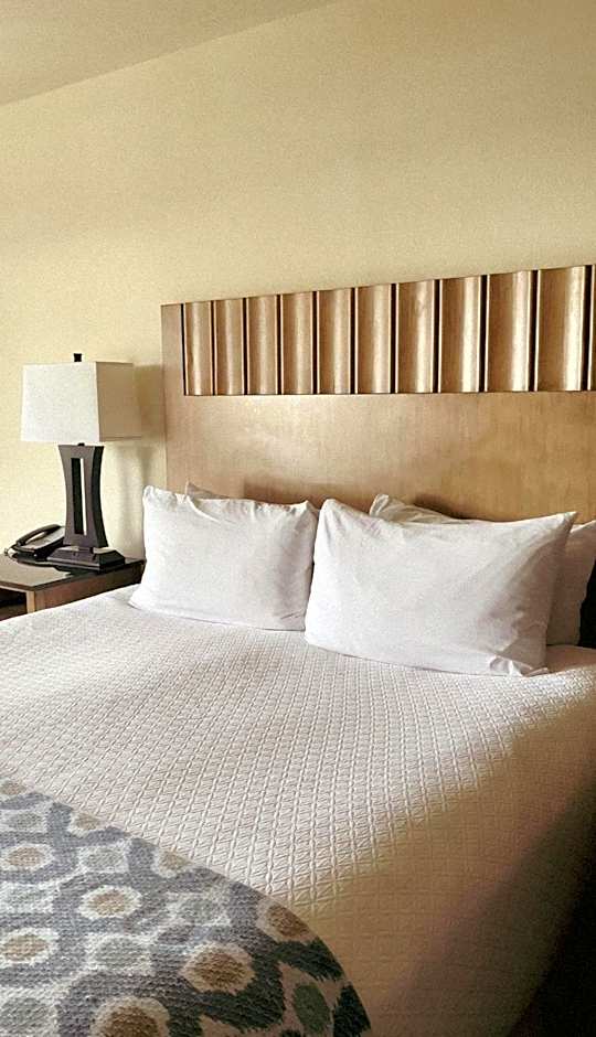 Cambria Landing Inn and Suites