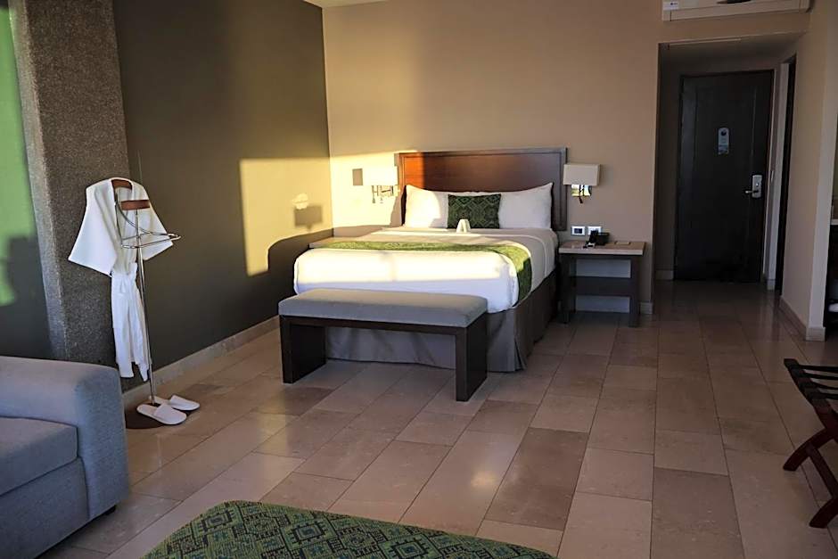 Seven Crown La Paz Malecon