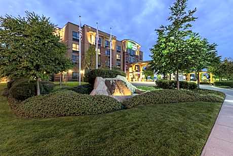 Holiday Inn Express & Suites Riverport Richmond By IHG