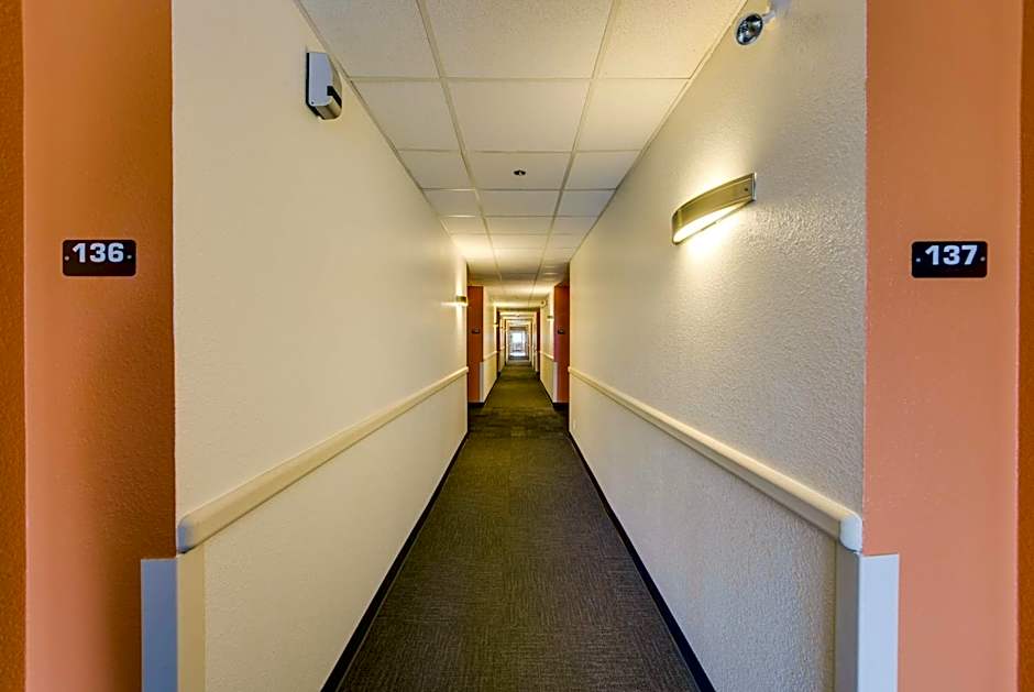 Motel 6-Brampton, ON - Toronto